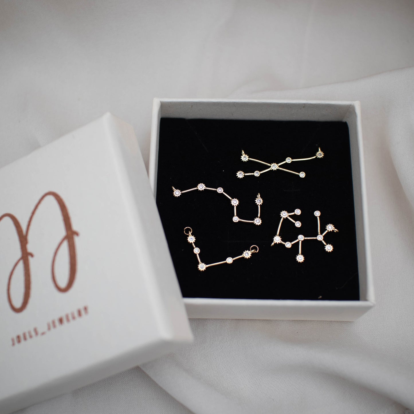 The showcase photos of different zodiac constellation charm.